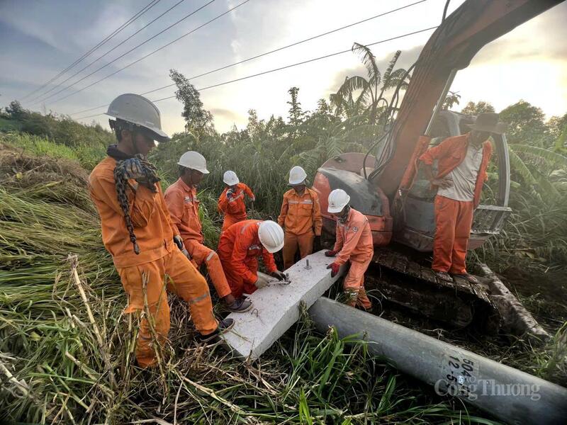 Cán bộ ngành điện Đắk Lắk khẩn trương khắc phục sự cố mất điện do bão số 13