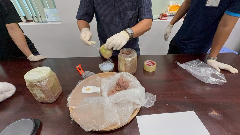 Las drogas estaban escondidas en frascos de productos de consumo, lo que dificultaba su detección a simple vista.