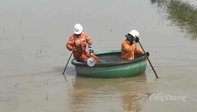 Ông Phạm Ngọc Long dùng thuyền thúng chở thiết bị điện