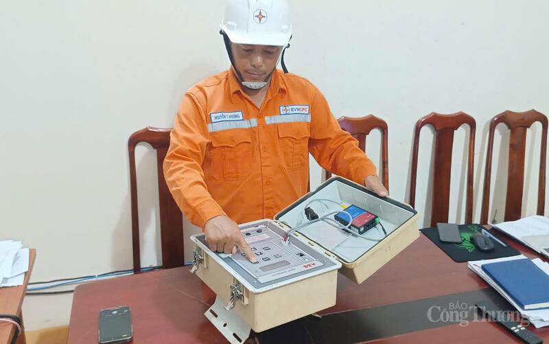 Ông Nguyễn Thời Khương, Tổ trưởng Tổ quản lý kỹ thuật thuộc đội quản lý điện Krông Năng thực hiện nhiệm vụ tại đơn vị