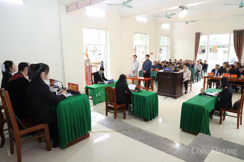 Phiên tòa đã thu hút đông đảo ngư dân tham gia