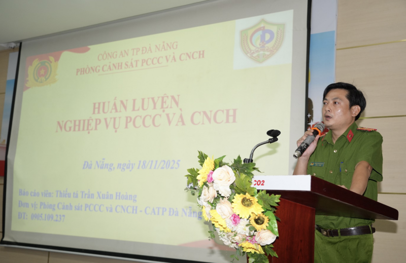 Thiếu tá Trần Xuân Hoàng, cán bộ Đội Tham mưu, giới thiệu và chia sẻ các điểm mới của Luật PCCC&CNCH năm 2025.