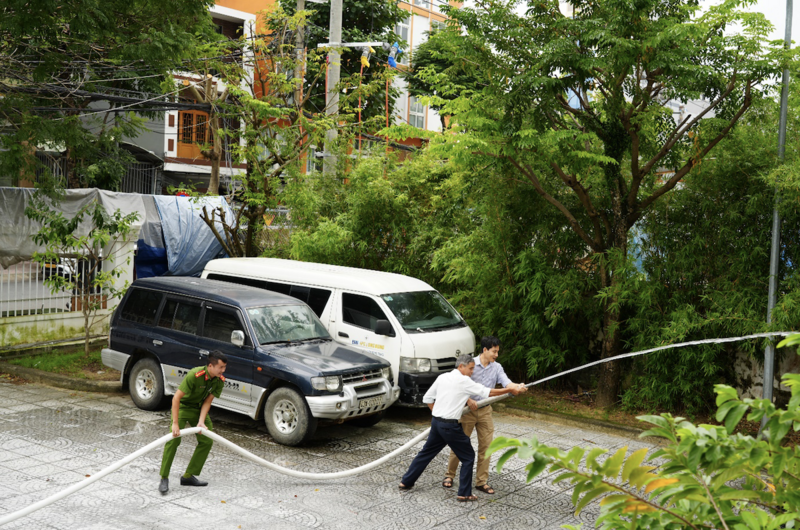 Đội PCCC&CNCH cơ sở thực hiện phun nước chữa cháy theo tình huống giả định.