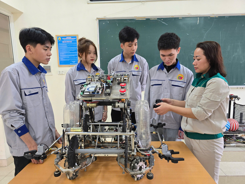 Một tiết học của sinh viên ngành điện tử công nghiệp. Ảnh: Thu Hường