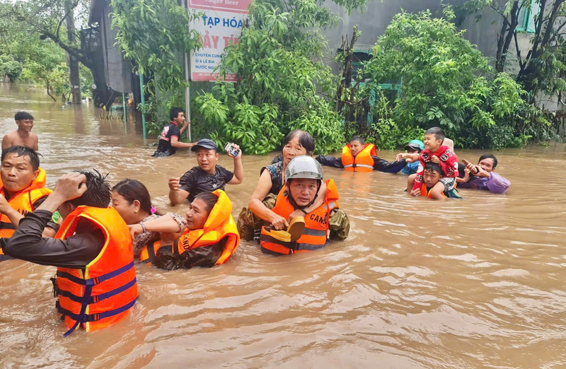 Nước lũ dâng cao có nơi trên 1,5m khiến nhiều hộ gia đình bị cô lập.