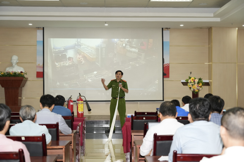 Thiếu tá Trần Xuân Hoàng hướng dẫn kỹ năng sử dụng các phương tiện chữa cháy chuyên dụng như bình chữa cháy và cuộn vòi phun nước chữa cháy.