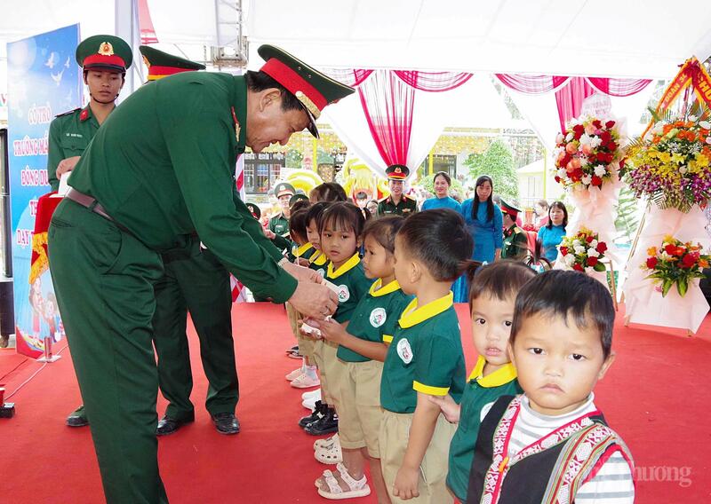 Thứ trưởng Bộ Quốc phòng tặng quà cho các em học sinh Trường Mầm non Đông Dương.