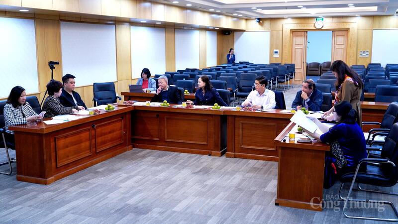 Hội đồng làm việc khách quan, công tâm, cùng thảo luận, làm rõ các thông điệp mà các tác phẩm đưa ra. Ảnh: Thái Mạnh