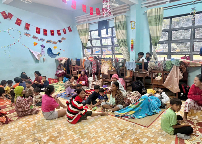 Người dân được sơ tán tập trung tại Trường THPT Nguyễn Du số 2, xã Uar.