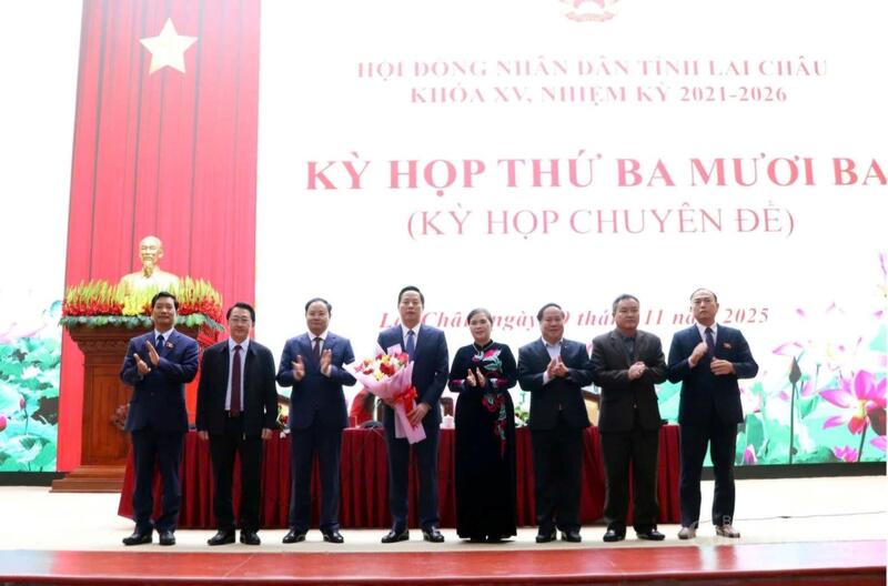 Thường trực Tỉnh ủy, HĐND, UBND tỉnh tặng hoa chúc mừng tân Chủ tịch UBND tỉnh Lai Châu Hà Quang Trung.