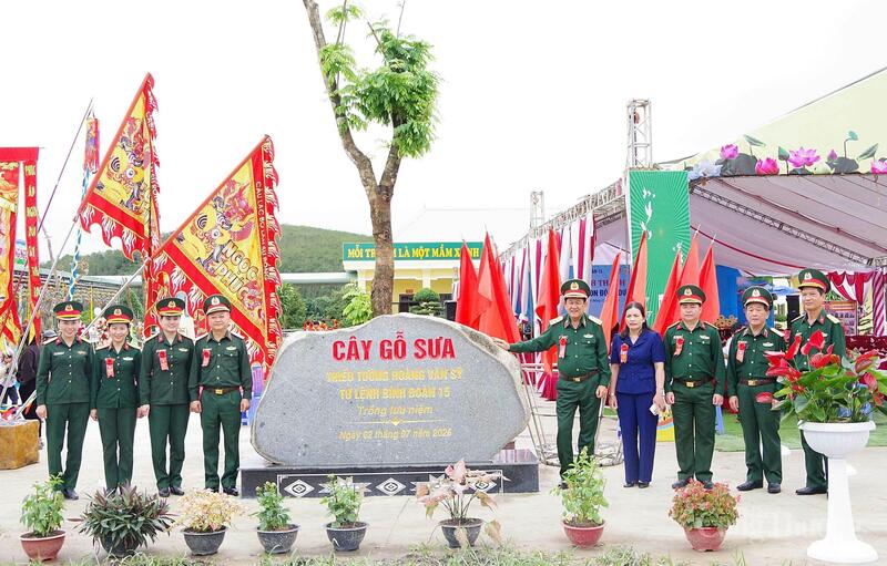 Các đại biểu trồng cây gỗ sưa nhân dịp khánh thành trường.