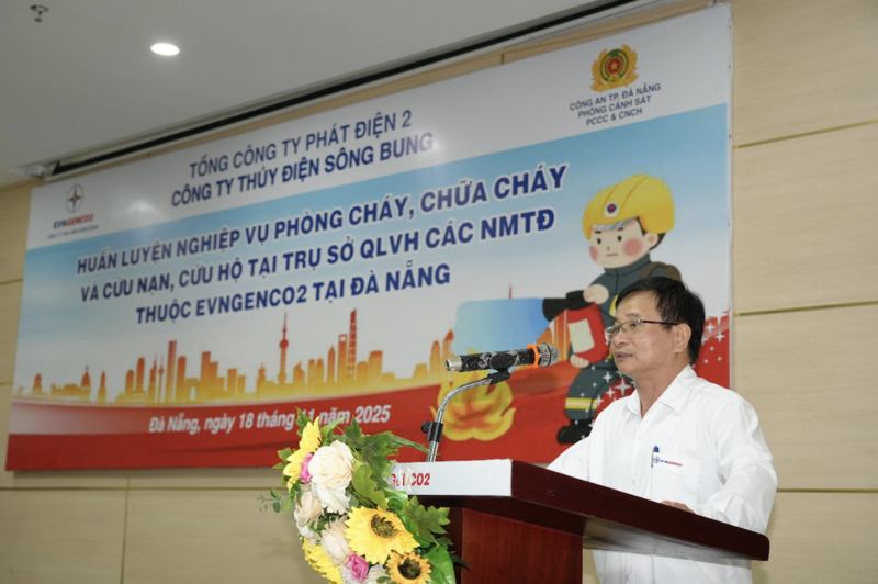 Ông Vương Thành Chung, Phó Giám đốc Công ty Thủy điện Sông Bung, phát biểu khai mạc lớp huấn luyện.