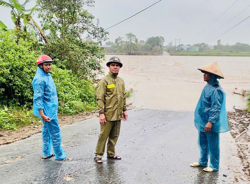 Ngầm tràn bị ngập, cô lập hàng ngàn người dân xã Pờ Tó.