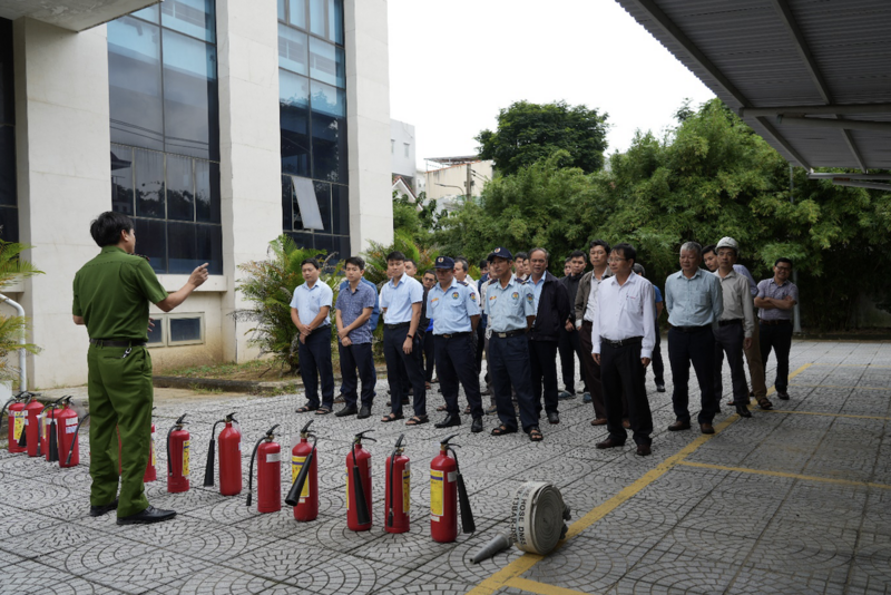 Đội PCCC&CNCH cơ sở được hướng dẫn xử lý các tình huống thực hành giả định.