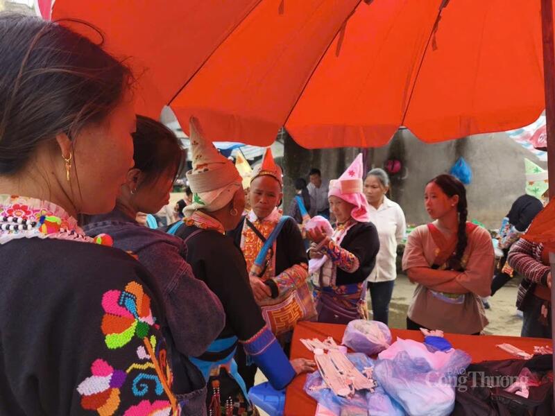 Không gian rực rỡ sắc màu văn hóa tại phiên chợ Dào San.