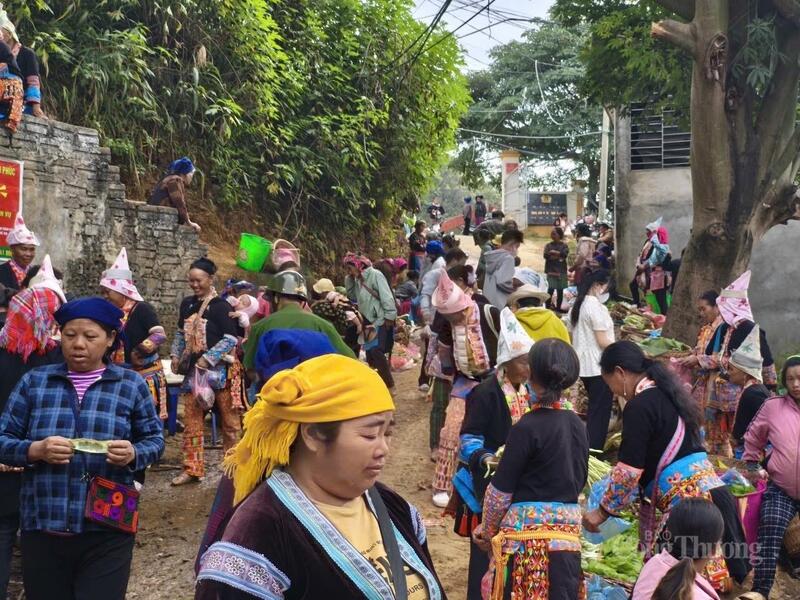 Chợ Dào San thu hút nhiều du khách đến tham quan, trải nghiệm.