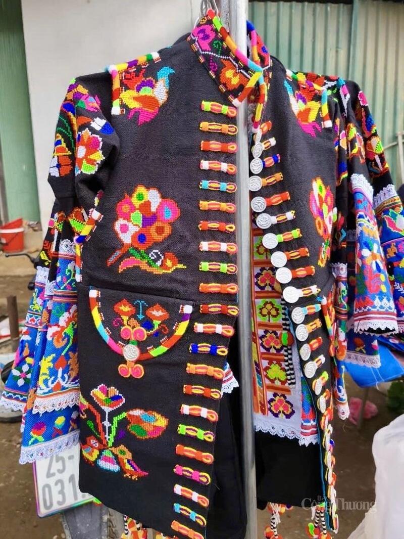 Nét đẹp trang phục truyền thống luôn được bảo tồn tại phiên chợ Dào San.