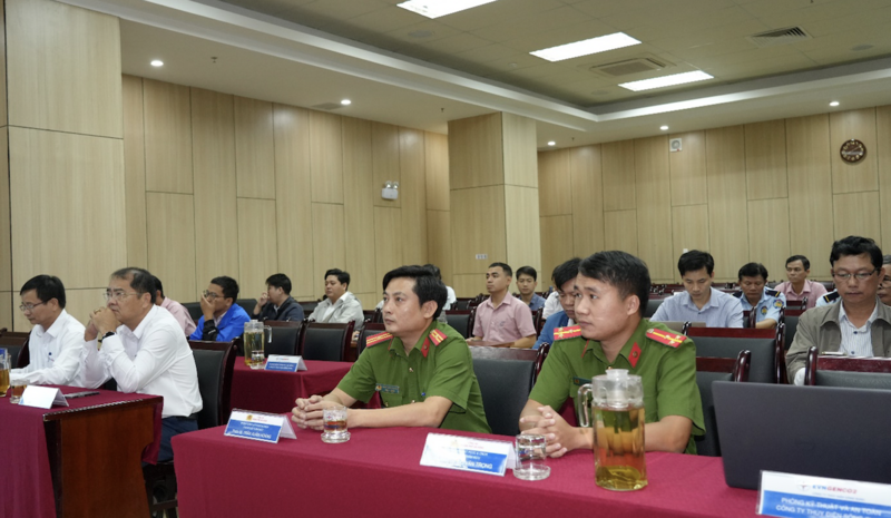 Lãnh đạo công ty và đại diện Phòng Cảnh sát PCCC&CNCH tại lễ khai mạc lớp huấn luyện.