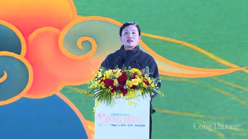 Bà La Bình - Phó Bí thư, Châu trưởng Chính quyền nhân dân châu Hồng Hà (tỉnh Vân Nam).