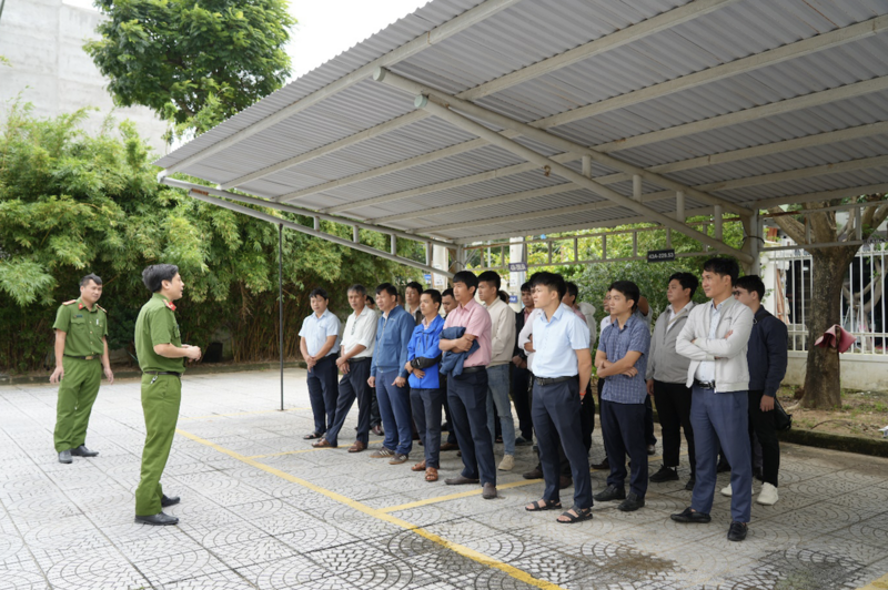 Thiếu tá Trần Xuân Hoàng và thượng úy Đỗ Văn Trọng, cán bộ Đội Tham mưu Tổng kết phần thực hành tại lớp huấn luyện.