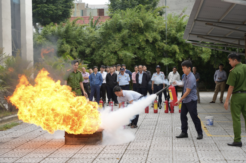 Thành viên đội PCCC&CNCH cơ sở từ các đơn vị làm việc tại trụ sở quản lý vận hành các nhà máy thủy điện thuộc EVNGENCO2 tại Đà Nẵng thực hành dập tắt đám cháy bằng các loại bình chữa cháy.