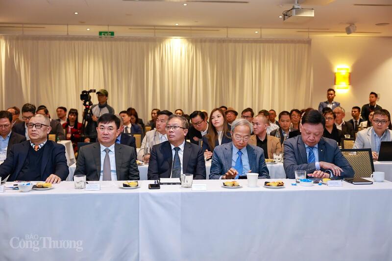 Σύνεδροι που παρευρίσκονται στο φόρουμ. Φωτογραφία: Nguyen Minh