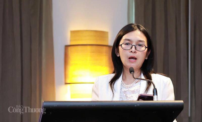 Η κα Tran Nguyen, μια νεαρή επιχειρηματίας, μίλησε στο φόρουμ. Φωτογραφία: Nguyen Minh