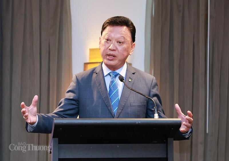 Ο κ. Francis Wong, Πρόεδρος του Επιχειρηματικού Συμβουλίου Νότιας Αυστραλίας - Βιετνάμ, μίλησε στο φόρουμ. Φωτογραφία: Nguyen Minh