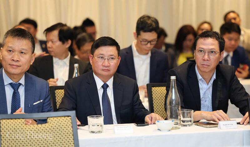 Ο Διευθυντής του Ινστιτούτου Μηχανικής Έρευνας Phan Dang Phong (καθισμένος στη μέση) παρευρέθηκε στο φόρουμ. Φωτογραφία: Nguyen Minh