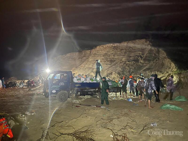 Lực lượng bộ đội trắng đêm xúc cát bỏ vào bao tải để gia cố tuyến bờ kè An Lương. Ảnh: SĐ 315