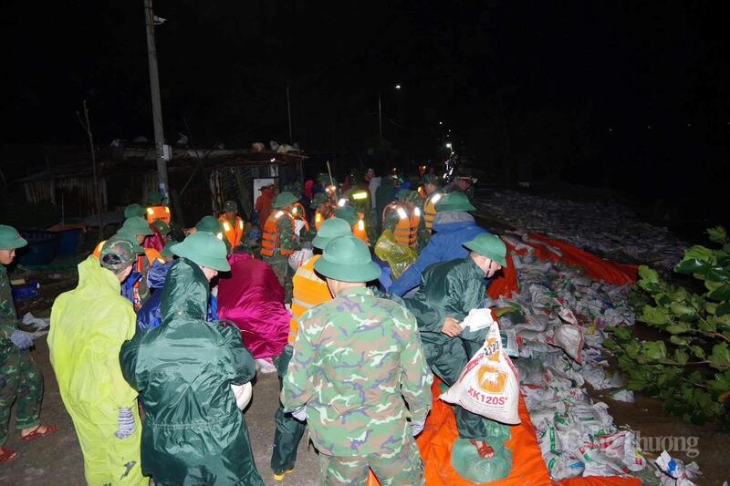 Hơn 500 cán bộ đã được huy động đến hiện trường để cấp cứu tuyến kè. Ảnh: SĐ 315