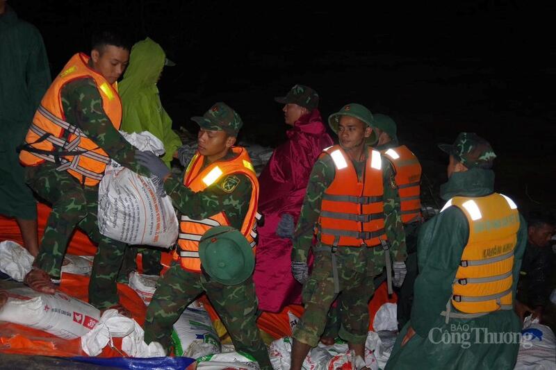 Từng bao cát được chuyền tay nhau trong đêm tối. Ảnh: SĐ 315