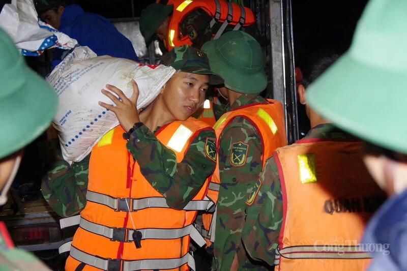 Người dân cũng các lực lượng khác của chính quyền địa phương cũng có mặt để kịp thời đắp đê chống sạt lở. Ảnh: SĐ 315