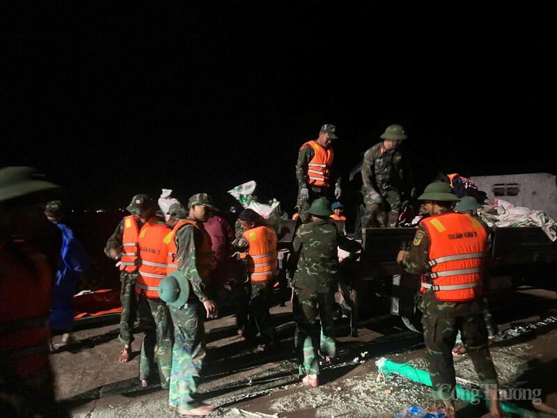 Sự có mặt kịp thời của lực lượng bộ đội đã thành công giữ vững được tuyến kè. Ảnh: SĐ 315