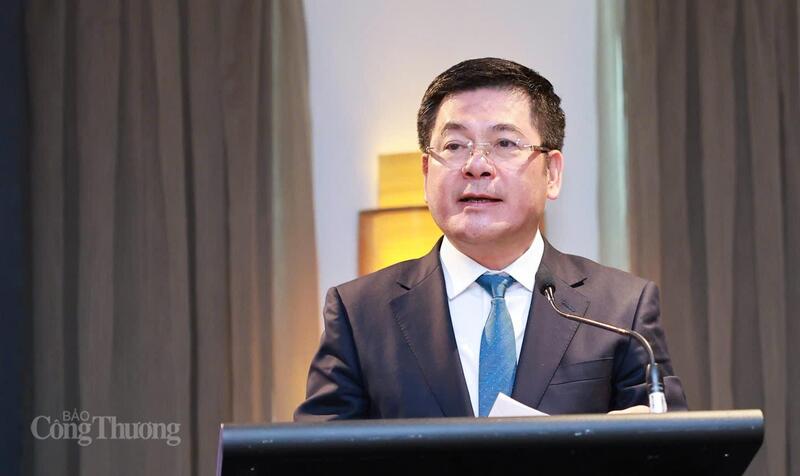 Ο Υπουργός Βιομηχανίας και Εμπορίου Νγκουγιέν Χονγκ Ντιέν μιλάει στο Φόρουμ. Φωτογραφία: Νγκουγιέν Μινχ