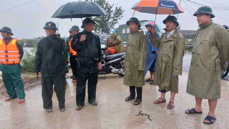 Phó Chủ tịch UBND tỉnh Nguyễn Hữu Quế (thứ 3 từ phải sang) trực tiếp chỉ đạo công tác cứu hộ.