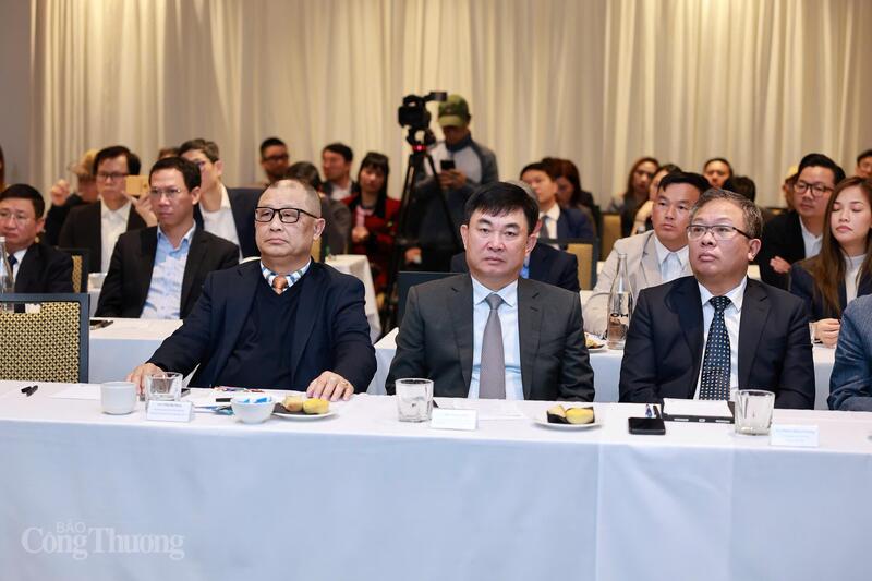 Στο φόρουμ παρευρέθηκαν ο κ. Ngo Hoang Ngan, Πρόεδρος του Διοικητικού Συμβουλίου της TKV (κάθεται στη μέση), ο Αναπληρωτής Γενικός Διευθυντής της EVN Pham Hong Phuong (δεξιά) και ο κ. Tran Ba ​​​​Phuc, Πρόεδρος του Συνδέσμου Βιετναμέζικων Επιχειρηματιών στην Αυστραλία (αριστερά). Φωτογραφία: Nguyen Minh