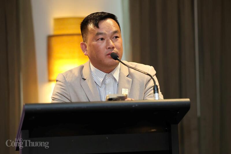 Ο κ. Nguyen Thanh Binh, Πρόεδρος του Συνδέσμου Logistics και Επενδύσεων Βιετνάμ - Αυστραλίας, Γενικός Διευθυντής της KQ Trading Company, ενημέρωσε για τις δραστηριότητες της εταιρείας στην Αυστραλία. Φωτογραφία: Nguyen Minh