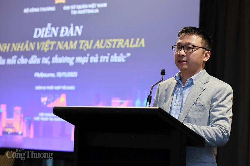 Ο κ. Do Gia Thang, Πρόεδρος του Melbourne Young Entrepreneurs Club, μιλάει για τις επιχειρηματικές επενδύσεις στην Αυστραλία και το Βιετνάμ. Φωτογραφία: Nguyen Minh