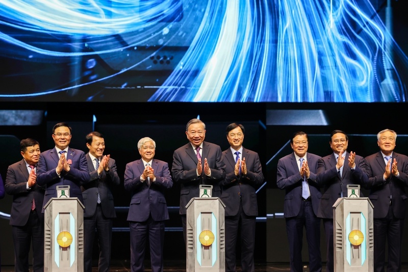 Tổng Bí thư Tô Lâm, Thủ tướng Phạm Minh Chính cùng các đồng chí lãnh đạo Đảng, Nhà nước thực hiện nghi thức khởi động chương trình STEM Innovation Petrovietnam (Ảnh Petrovietnam)