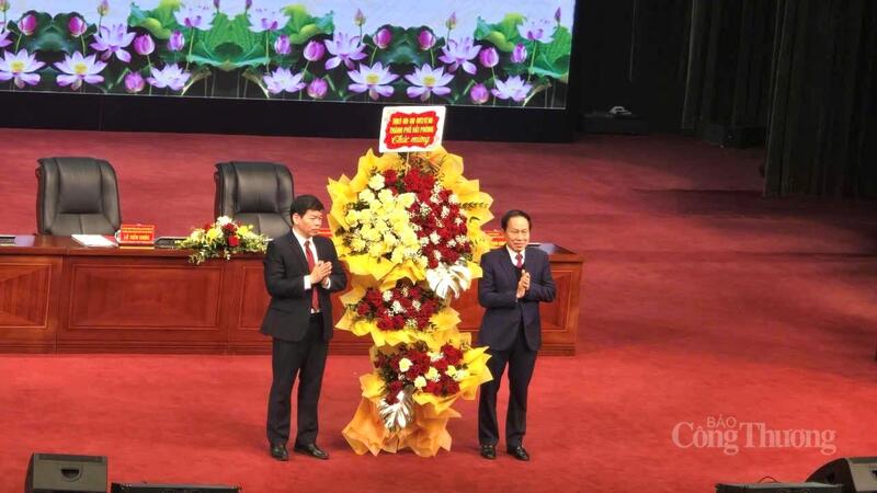 Bí thư Thành ủy Hải Phòng Lê Tiến Châu tặng hoa chúc mừng ngành Giáo dục và Đào tạo Hải Phòng nhân dịp kỷ niệm ngày Nhà giáo Việt Nam 20/11