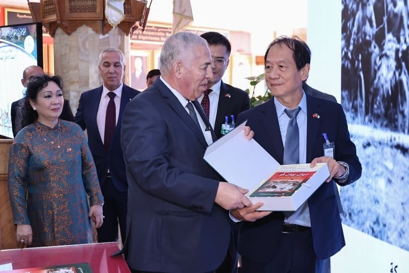 Đại diện gia đình Đại tướng Võ Nguyên Giáp trao ấn bản đặc biệt của cuốn sách "Điện Biên Phủ" tặng các nhà lãnh đạo Algeria. Ảnh: VGP/Nhật Bắc