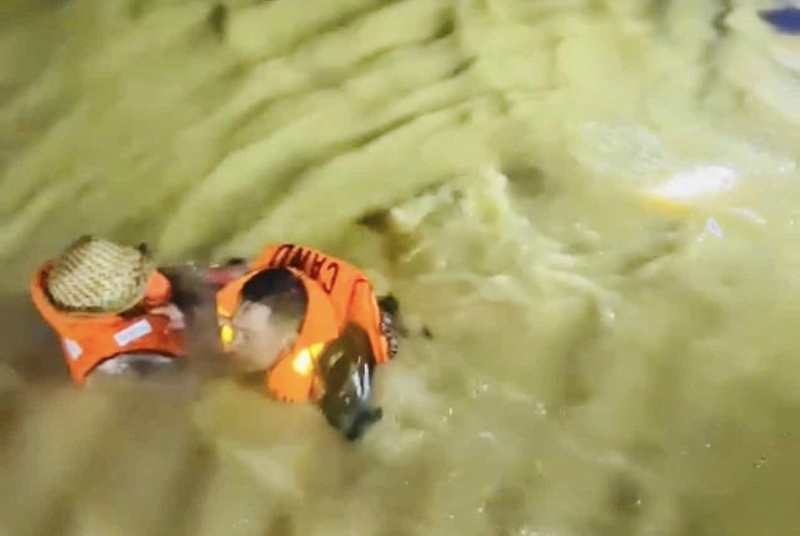 Lực lượng chức năng nỗ lực ứng cứu người dân trong đêm ở các vùng ngập nặng hạ du sông Hà Thanh.