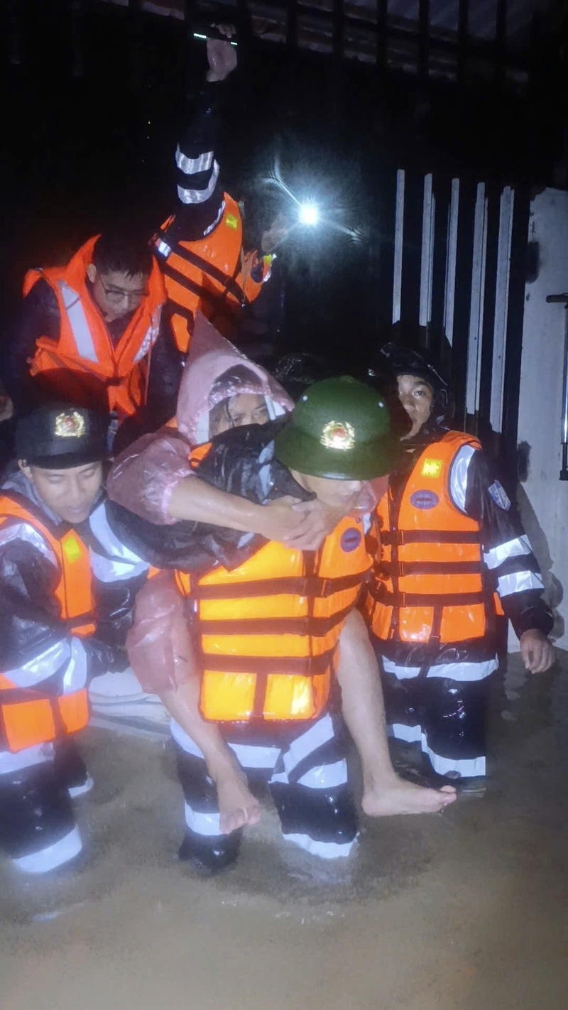 Công an cơ sở tiếp cận từng khu vực ngập, hỗ trợ người dân thoát ra khỏi vùng nguy hiểm. Ảnh: ĐVCC.