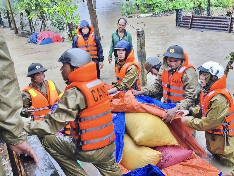 Công an cùng chính quyền địa phương đưa phương tiện đến các khu vực ngập lũ hỗ trợ người dân thu dọn tài sản, đưa người đến nơi an toàn.