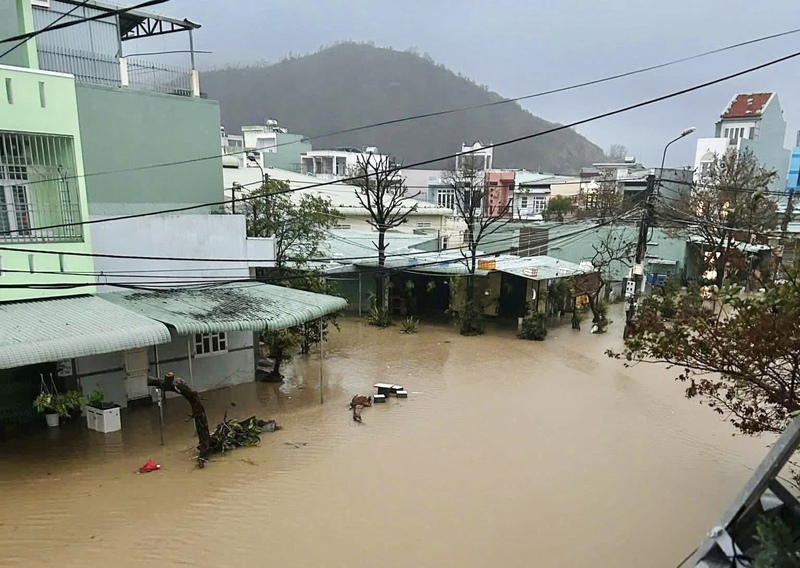 Tình trạng mưa lớn vẫn tiếp diễn, khiến nước lũ chưa có dấu hiệu ngừng dâng, đe dọa hàng chục ngàn hộ dân.