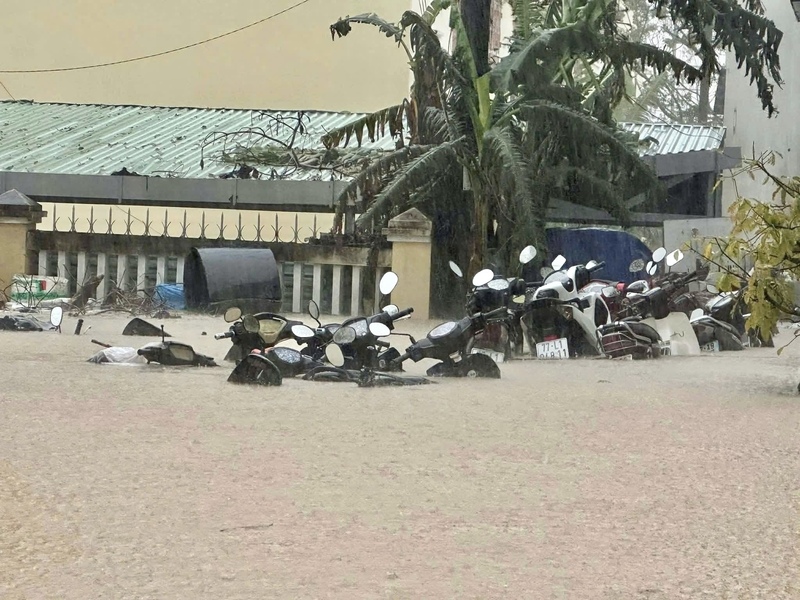 Ô tô, xe máy đều chìm trong dòng lũ. Lực lượng chức năng đã nhanh chóng có mặt hỗ trợ người dân gặp nạn.