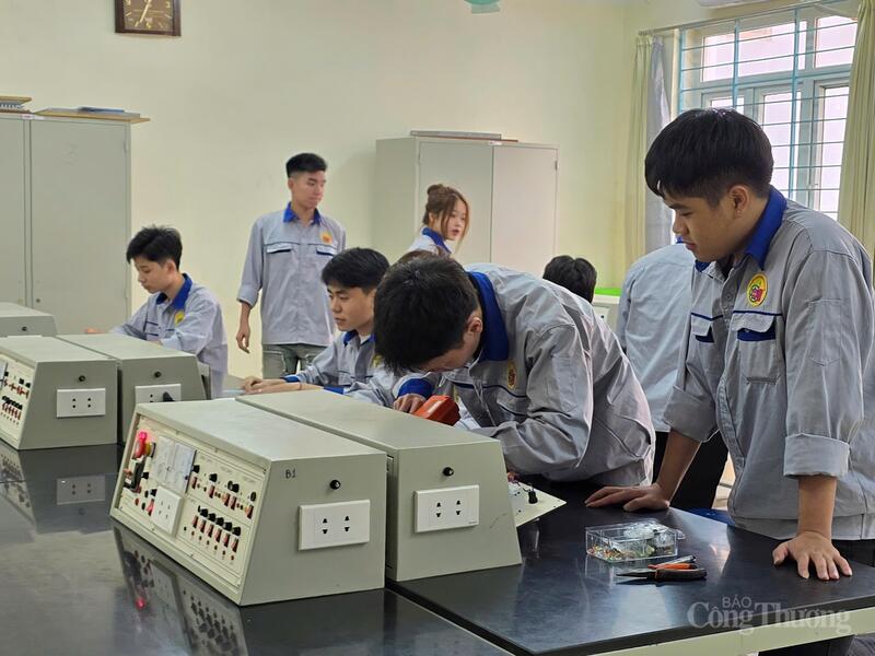 Giờ thực hành của sinh viên ngành Điện - Điện tử