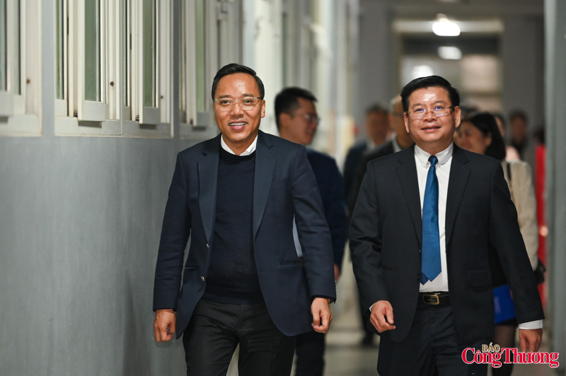 Thứ trưởng Nguyễn Hoàng Long thăm quan khuôn viên nhà trường.