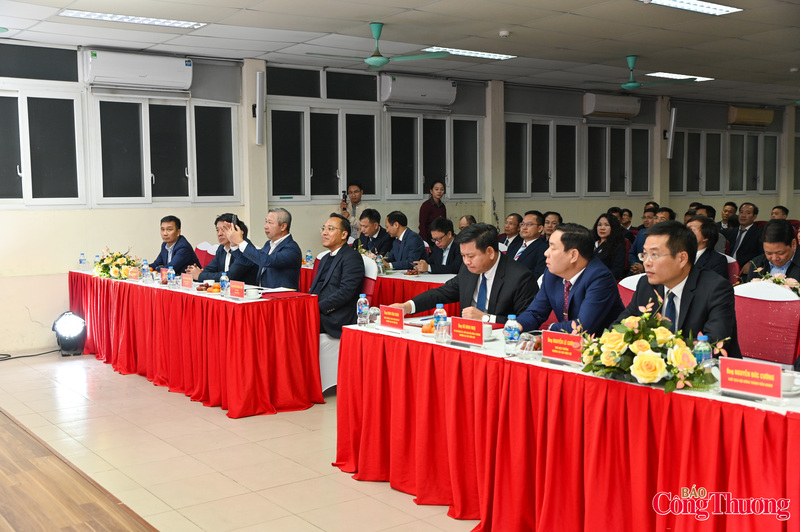 Cùng tham dự chương trình có các đại diện đơn vị trực thuộc Bộ Công Thương như: Vụ Tổ chức cán bộ, Cục Điện lực, Văn phòng Ban Chỉ đạo Năng lượng; các doanh nghiệp thuộc lĩnh vực năng lượng như Tập đoàn Điện lực Việt Nam, Tổng Công ty truyền tải điện Quốc gia,... Về phía Trường Đại học Điện lực, có PGS.TS Vũ Đình Ngọ, Chủ tịch Hội đồng Trường Đại học Điện lực; PGS.TS Đinh Văn Châu, Hiệu trưởng Trường Đại học Điện lực.